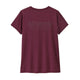 En Berry Fig-T-shirt med korte ærmer ses set bagfra med ordet »Patagonia« og diskret, matchende tekst trykt øverst i midten. Patagonia Cap Cool Daily Shirt – Hut Tripper, Dame, Berry Fig – Light Berry Fig X-Dye er fremstillet af genanvendt polyester, hvilket gør den til en ideel løbetrøje til kvinder, der søger miljøbevidst ydeevne og komfort.