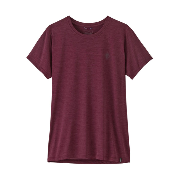 En T-shirt med korte ærmer og rund hals i en ensfarvet bær-figen-nuance vises på en hvid baggrund. Patagonia Cap Cool Daily Shirt – Hut Tripper til kvinder i farven Light Berry Fig X-Dye er fremstillet af genanvendt polyester og har en afslappet pasform med minimale synlige mærke- eller designdetaljer, hvilket kombinerer komfort og bæredygtighed til hverdagsbrug.