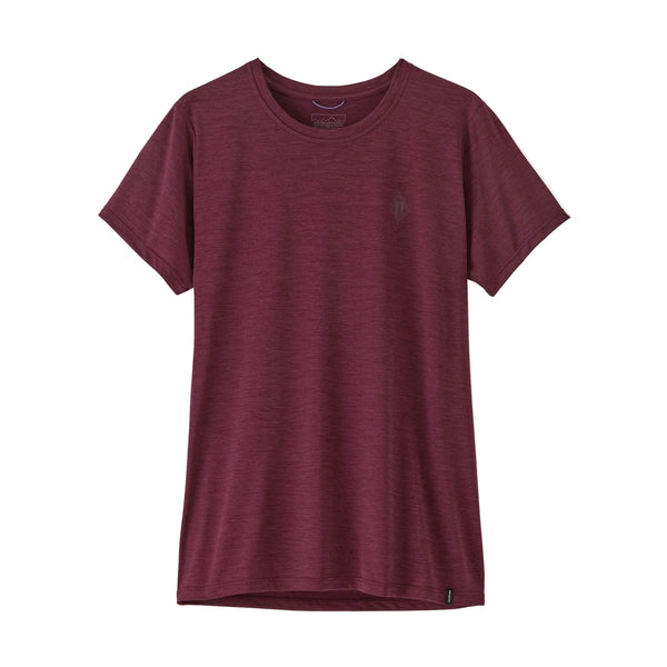 En T-shirt med korte ærmer og rund hals i en ensfarvet bær-figen-nuance vises på en hvid baggrund. Patagonia Cap Cool Daily Shirt – Hut Tripper til kvinder i farven Light Berry Fig X-Dye er fremstillet af genanvendt polyester og har en afslappet pasform med minimale synlige mærke- eller designdetaljer, hvilket kombinerer komfort og bæredygtighed til hverdagsbrug.