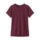 En T-shirt med korte ærmer og rund hals i en ensfarvet bær-figen-nuance vises på en hvid baggrund. Patagonia Cap Cool Daily Shirt – Hut Tripper til kvinder i farven Light Berry Fig X-Dye er fremstillet af genanvendt polyester og har en afslappet pasform med minimale synlige mærke- eller designdetaljer, hvilket kombinerer komfort og bæredygtighed til hverdagsbrug.
