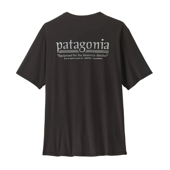 En sort Patagonia Cap Cool Daily Shirt – Hut Tripper til mænd er afbilledet udbredt og viser det klassiske Patagonia-logo samt teksten »Equipment for the Mountain Minded« sammen med en adresse i Ventura, Californien, trykt i hvidt på ryggen.