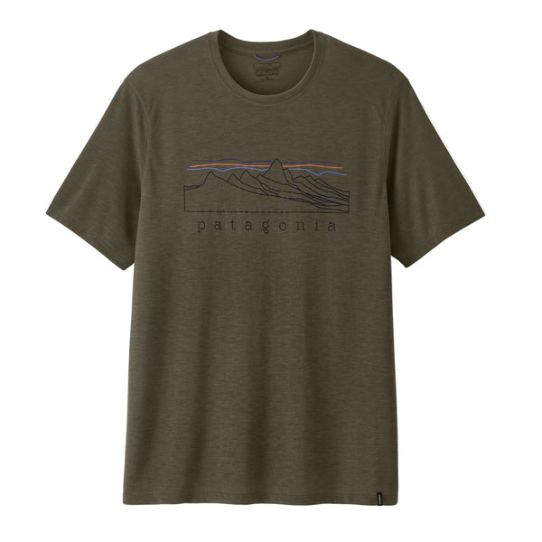Basin Green Patagonia Cap Cool Trail-T-shirt – Stratapeaks til mænd, med en minimalistisk stregtegning af bjerge og en solnedgang ovenover, samt teksten »patagonia« trykt under motivet. Denne åndbare T-shirt har korte ærmer og rund halsudskæring og er fremstillet af svedtransporterende løbetøjsmaterialer for at øge komforten under enhver aktivitet.