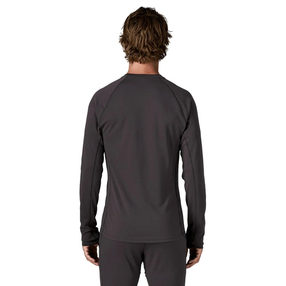 Bagfra-billede af en person, der bærer en langærmet sort Cap MW Crew, Herre, Ink Black.