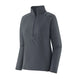 Patagonia Cap Midweight Zip Neck til kvinder i Smolder Blue er en langærmet pullover med mock neck og halv lynlås foran, der har et subtilt struktureret mønster inspireret af klassiske baselayers. Vises på en hvid baggrund.