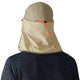 En person set bagfra bærer en Patagonia Caped Merganzer Hat, Unisex, i River Rock Green, med nakkeklap og orange justerbar strop, sammen med en mørkeblå skjorte.