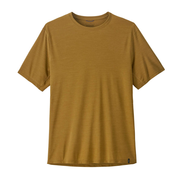 En Capilene Cool Ultra Shirt til mænd fra Patagonia, vist i Bobcat Brown - Light Bobcat Brown X-Dye, har korte ærmer og sidder på en hvid baggrund.