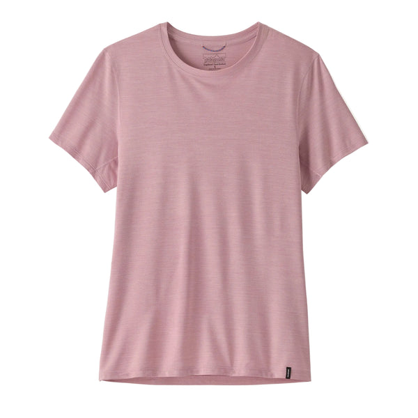 En Patagonia Capilene Cool Ultra Shirt til damer i Light Violet - Quiet Violet X-Dye er lagt fladt på en hvid baggrund. Denne åndbar t-shirt har korte ærmer, rund hals og et lille sort mærke i venstre kant.