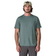 En mand med bølget brunt hår, overskæg og skæg er iført en beige baseballkasket, grå bukser og en Patagonia Capilene Cool Ultra Shirt, Herre, Blue Sage - Light Blue Sage X-Dye, mens han står på en hvid baggrund.