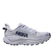 En Hoka Challenger 8 damesko i Ambient Blue/Blueberry med mesh-overdel, kraftig hvid sål og blå detaljer, inkl. Hoka-logo på siden og mørkeblåt mønster på sålen-perfekt som trailsko til damer.