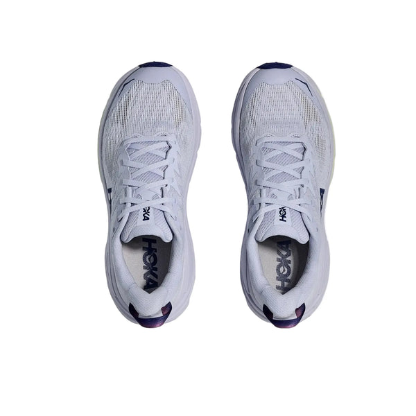 Et par Hoka Challenger 8 damesko i Ambient Blue/Blueberry, vist oppefra og ned på en hvid baggrund. Disse trailsko har overdel i mesh og synlige snørebånd, der kombinerer ydeevne og stil til aktive kvinder.