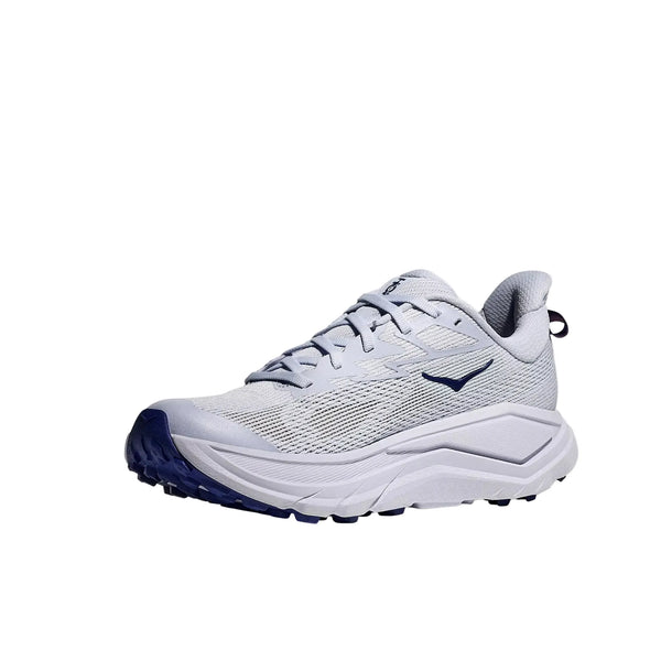 En Hoka Challenger 8 Dame løbesko i Ambient Blue/Blueberry med en kraftig hvid sål, mørkeblå detaljer på ydersålen og logoet samt mesh-overdel, vist på hvid baggrund.