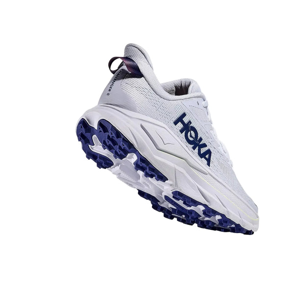 Hoka Challenger 8 Dame i Ambient Blue/Blueberry har en tyk, struktureret sål og et synligt brandnavn på siden. Vinklet for at vise slidbanen er den perfekt til både trailsko dame og til løb.