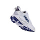 Hoka Challenger 8 Dame i Ambient Blue/Blueberry har en tyk, struktureret sål og et synligt brandnavn på siden. Vinklet for at vise slidbanen er den perfekt til både trailsko dame og til løb.