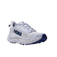 Hoka Challenger 8 trailsko dame i Ambient Blue/Blueberry har en stødabsorberende sål, åndbar mesh-overdel, sikker snørelukning og mørkeblå detaljer med HOKA-logo og robust slidbane.