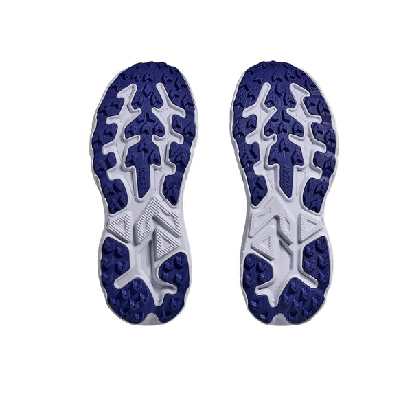Hoka Challenger 8 Dame løbesko i Ambient Blue/Blueberry med blå og hvid, tekstureret sål og jagget mønster; ideel som trailsko til kvinder, vist fra bunden mod en hvid baggrund.