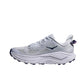 Hoka Challenger 8 Dame i Ambient Blue/Blueberry, med overdel i mesh, snørelukning, polstret mellemsål og ydersål i struktureret gummi, vises i sideprofil på en hvid baggrund.