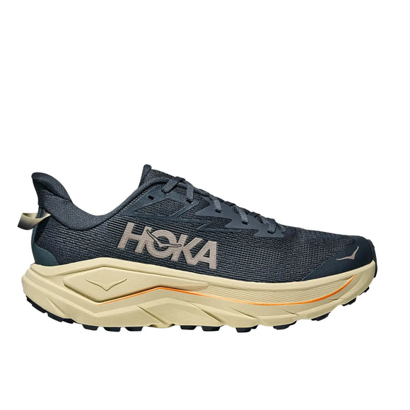 En Hoka Challenger 8 herre trailsko i Faded Navy/Pampas Grass vises i sideprofil med en tyk beige sål, beige Hoka-logo og sort slidbane mod en hvid baggrund.