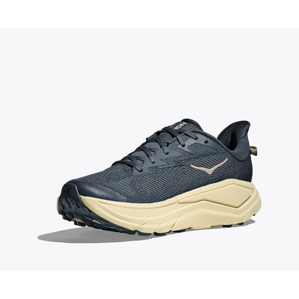 En Hoka Challenger 8 herre løbesko i farven Faded Navy/Pampass Grass med tekstureret overdel, beige skumsål, sort ydersål og lille beige logo på siden, vist mod hvid baggrund.