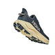 En Hoka Challenger 8 herre løbesko i Faded Navy/Pampass Grass, med kraftig beige ydersål, sort og beige mønster og orange stribe langs mellemsålen, set fra bagsiden mod en hvid baggrund-en alsidig trailsko til enhver løbetur.