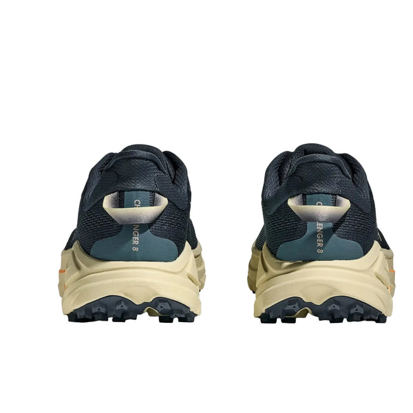 Et par Hoka Challenger 8 herre løbesko i Faded Navy/Pampass Grass vises bagfra med tykke såler og "Challenger 8" trykt lodret på hælkappen.
