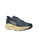 En Hoka Challenger 8 herre løbesko i Faded Navy/Pampass Grass, med en tyk polstret sål og beige detaljer, vist fra siden på en hvid baggrund.