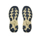 To Hoka Challenger 8 Herre-såler i Faded Navy/Pampass Grass er vist side om side, vendt opad. Deres beige og sorte robuste mønstre giver et godt greb - ideelt som herre løbesko eller trailsko. Baggrunden er hvid.