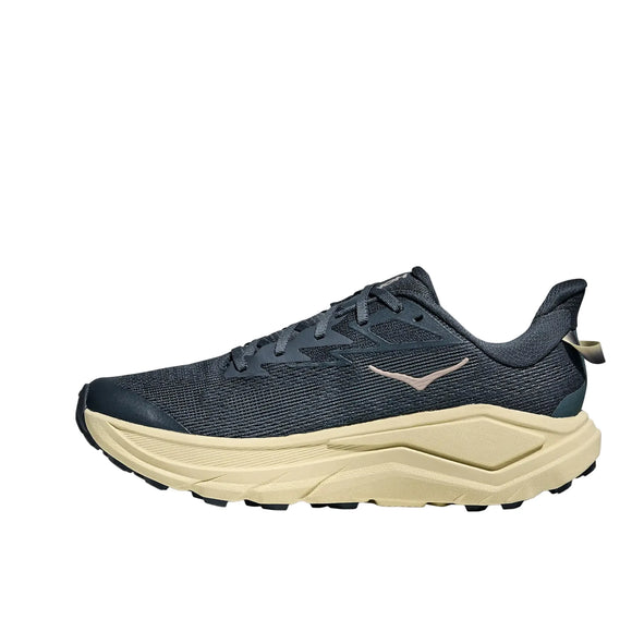Hoka Challenger 8 herresko i Faded Navy/Pampas Grass har en overdel i struktureret mesh, en tyk lys beige sål, snørebånd og et lille logo på siden. Vist fra venstre mod en hvid baggrund.