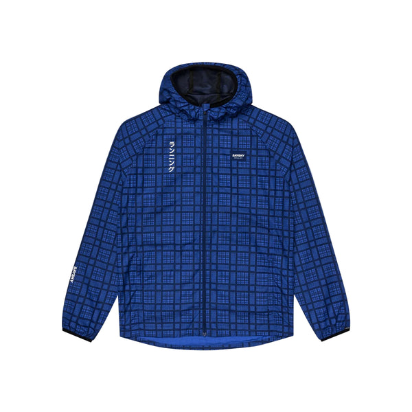 Vi præsenterer Saysky Checker Pace Jacket, Herre, Blue Checker – en blå løbejakke med sorte rutemønstre, lynlås foran og elastiske manchetter. Jakken er designet til optimal vindbeskyttelse og har et lille logo på brystet samt hvid tekst på venstre ærme og højre bryst. Produktet er fotograferet på en ensfarvet hvid baggrund.