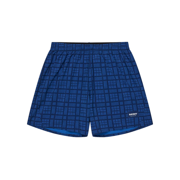 Checker Pace Shorts 5″, Herre, Blue Checker fra Saysky er performance-shorts til mænd med et blåt ternet mønster med mørke ruter, en elastisk linning og SAYSKY-logoet trykt i hvidt nederst på venstre ben. Shortsene vises lagt fladt ud på en hvid baggrund.