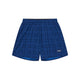 Checker Pace Shorts 5″, Herre, Blue Checker fra Saysky er performance-shorts til mænd med et blåt ternet mønster med mørke ruter, en elastisk linning og SAYSKY-logoet trykt i hvidt nederst på venstre ben. Shortsene vises lagt fladt ud på en hvid baggrund.