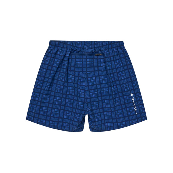 Et par Saysky Checker Pace Shorts 5″ til mænd i blå ternet mønster med elastisk linning, et ternet mønster og hvid tekst med et lille symbol nederst på venstre ben. Disse shorts er afbilledet fladt lagt ud på en hvid baggrund.