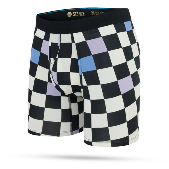 Et par Stance Chef Check Wholester boksershorts til mænd i sort, med ternet mønster, sort linning og frontpose, vist på en almindelig hvid baggrund.