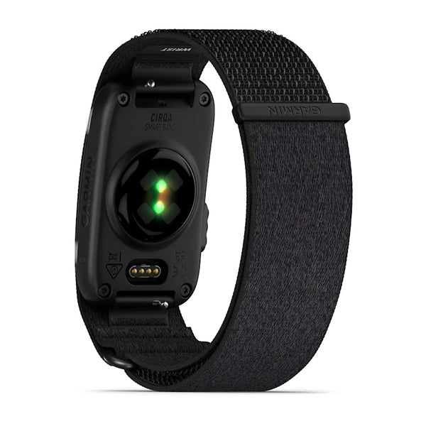 Bagside af et sort Garmin Cirqa Smart Band med en grøn pulssensor og et stofarmbånd.