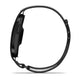 Set fra siden: et sort Garmin Cirqa Smart Band med en stofrem.