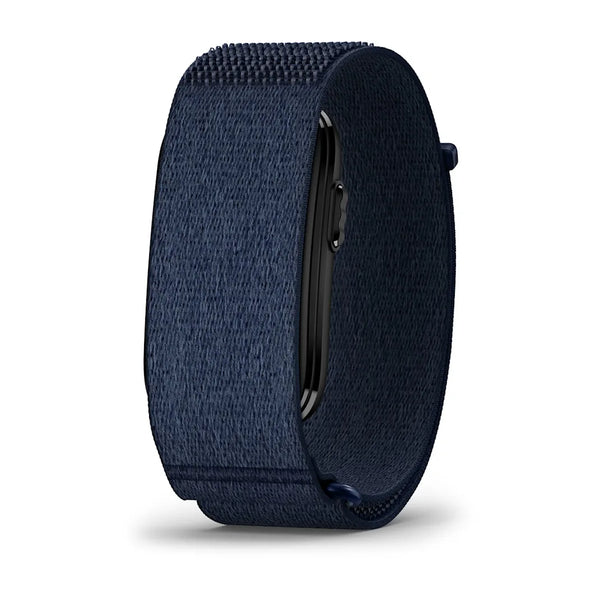 Et vævet armbånd i Captain Blue-stof fra Garmin, der går under navnet Cirqa Smart Band, ses set bagfra på en hvid baggrund. Den sorte, rektangulære enhed er delvist skjult af armbåndets materiale og byder på praktiske funktioner såsom aktivitetsmåling og søvnregistrering.