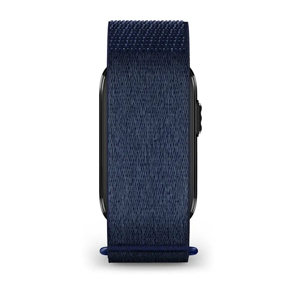 Her ses et Garmin Cirqa Smart Band i farven Captain Blue set fra siden, hvor det strukturerede, vævede nylonarmbånd og den slanke, sorte kant på urskiven fremhæves – ideelt til dem, der søger et elegant aktivitetsarmbånd med integreret søvnregistrering.