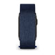 Her ses et Garmin Cirqa Smart Band i farven Captain Blue set fra siden, hvor det strukturerede, vævede nylonarmbånd og den slanke, sorte kant på urskiven fremhæves – ideelt til dem, der søger et elegant aktivitetsarmbånd med integreret søvnregistrering.