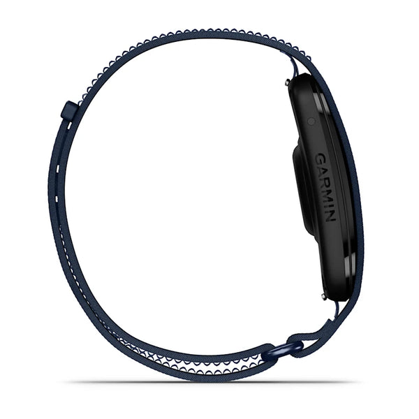 Her er en omskrevet version baseret på de angivne produktoplysninger: Et billede set fra siden af Garmin Cirqa Smart Band i farven Captain Blue, med et mørkeblåt, perforeret armbånd og en sort, rektangulær skærm på hvid baggrund. Garmin-logoet er tydeligt synligt på urkassen, hvilket understreger dets avancerede aktivitetsarmbåndsfunktioner og pålidelige søvnregistreringsfunktioner.