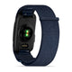 Her ses et Captain Blue Garmin Cirqa Smart Band set bagfra, hvor pulsmåleren med det lysende grønne lys og de metalliske opladningskontakter fremhæves. Dette smartband har en rem med vævet struktur og et Garmin-logo på remholderen og byder på avancerede funktioner såsom søvnregistrering, der hjælper dig med at overvåge dine søvnmønstre.