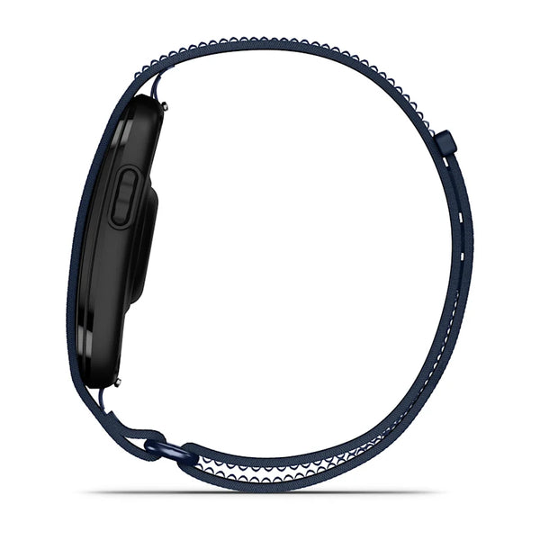Et billede set fra siden af Garmin Cirqa Smart Band i farven Captain Blue, med sort kasse og et mørkeblåt, perforeret rem, vist stående oprejst med skærmen vendt mod venstre og sideknappen samt sensoren synlige – designet som et aktivitetsarmbånd med funktioner som søvnregistrering.