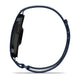 Et billede set fra siden af Garmin Cirqa Smart Band i farven Captain Blue, med sort kasse og et mørkeblåt, perforeret rem, vist stående oprejst med skærmen vendt mod venstre og sideknappen samt sensoren synlige – designet som et aktivitetsarmbånd med funktioner som søvnregistrering.