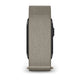 Et elegant Garmin Cirqa Smart Band i farven French Grey, med en vævet nylonrem, der dækker en stor del af urskiven, vises her set både fra siden og forfra, med en sort betjeningsknap, der kan ses på højre kant. Dette aktivitetsarmbånd tilbyder omfattende funktioner til daglig tracking, såsom søvnregistrering.