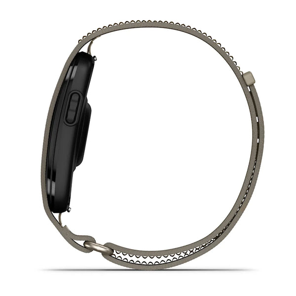 Et Garmin Cirqa Smart Band i farven »French Grey« ses her set fra siden, hvor dets slanke, sorte, rektangulære urhus og det lysegrå, perforerede rem med magnetlås kommer til sin ret. Dette stilfulde aktivitetsarmbånd er designet til at være behageligt at have på hele dagen og byder på avancerede funktioner såsom søvnregistrering.