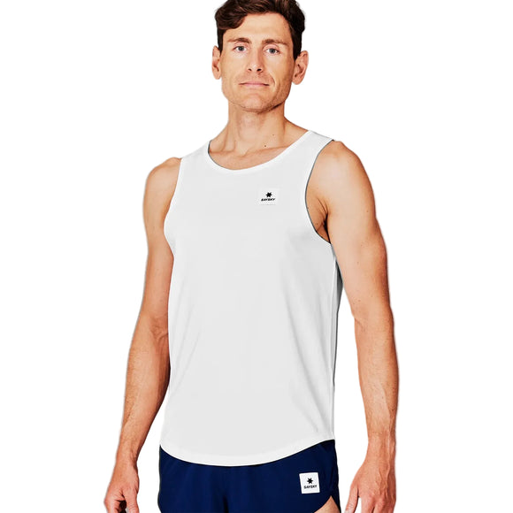 En mand i Saysky Clean Combat Pro Singlet, Herre, White - en let, åndbar og hurtigtørrende top - og marineblå shorts står på en hvid baggrund med et neutralt udtryk. Begge har små rektangulære logoplapper.