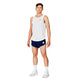 En mand står og kigger fremad iført Saysky Clean Combat Pro Singlet, Herre, White med marineblå løbeshorts, hvide sokker og hvide sportssko. Den enkle hvide baggrund fremhæver dette hurtigtørrende træningstøj, der er ideelt til intens træning.
