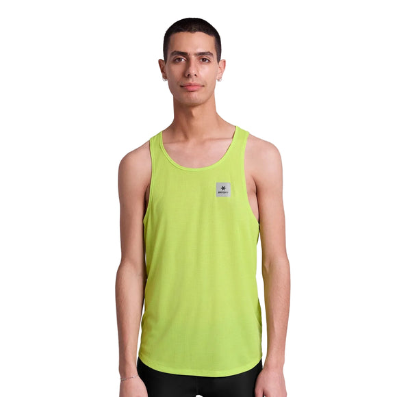 En mand med kort mørkt hår er iført Saysky Reactive Flow Singlet, Herre, Yellow Logo i neongrønt med et lille rektangulært logo på brystet, og han står på en almindelig hvid baggrund.