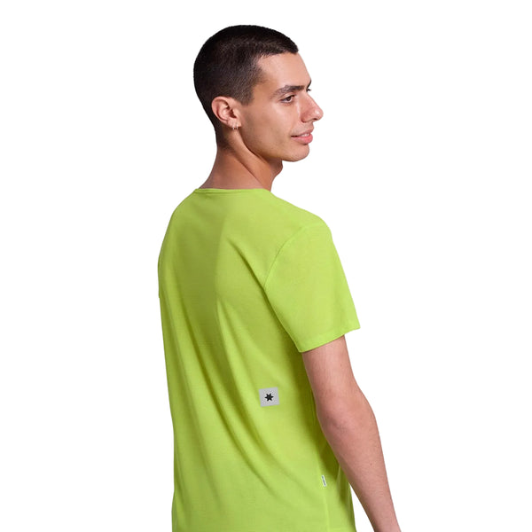 En person med kort mørkt hår ses bagfra iført en Saysky Reactive Flow T-shirt, Herre, Yellow Logo. Den åndbare grønne skjorte har et lille hvidt mærke med en sort stjerne nederst på ryggen mod en almindelig hvid baggrund.