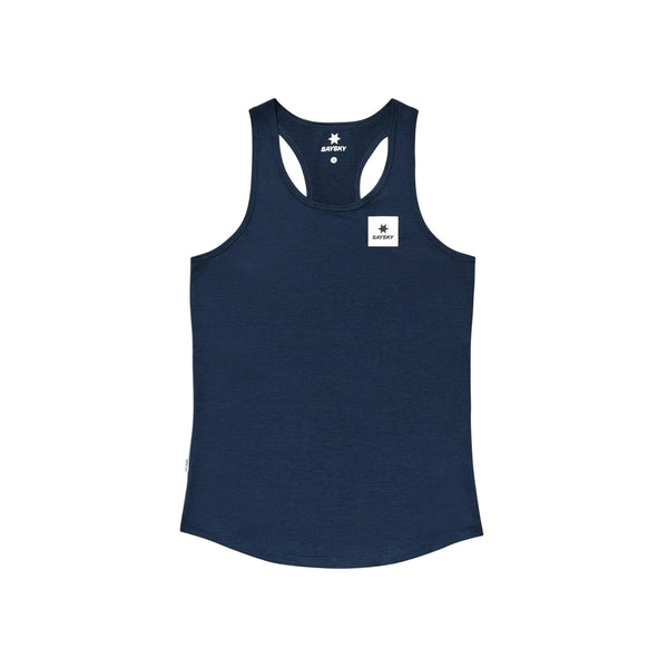 En marineblå Saysky Clean Combat Pro Singlet, dame, blå sports-tanktop med racerback-design og et lille hvidt, rektangulært mærke med en stjerne og tekst på brystet vises på en hvid baggrund. Denne dame-tanktop er fremstillet af hurtigtørrende sportstøj, hvilket sikrer komfort og ydeevne under enhver træning.