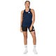En person står med ansigtet vendt fremad iført en Saysky Clean Combat Pro Singlet, Dame, Blå – fremstillet af hurtigtørrende sportstøjsmateriale, der sikrer komfort og ydeevne – sammen med sorte shorts, hvide sokker og hvide sneakers. Der ses tatoveringer på arme og ben. Baggrunden er ensfarvet hvid.