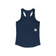 Clean Combat Pro Singlet til kvinder fra Saysky vises fladt med ryggen opad. Denne marineblå tanktop med racerryg har et lille hvidt, rektangulært mærke med en stjerne nederst til højre og en lille lomme øverst til venstre. Den er fremstillet af hurtigtørrende sportstøj og sikrer dermed optimal komfort.